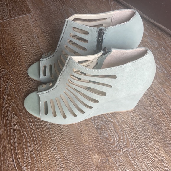 BCBG 3.5 heel wedges - Picture 2 of 9